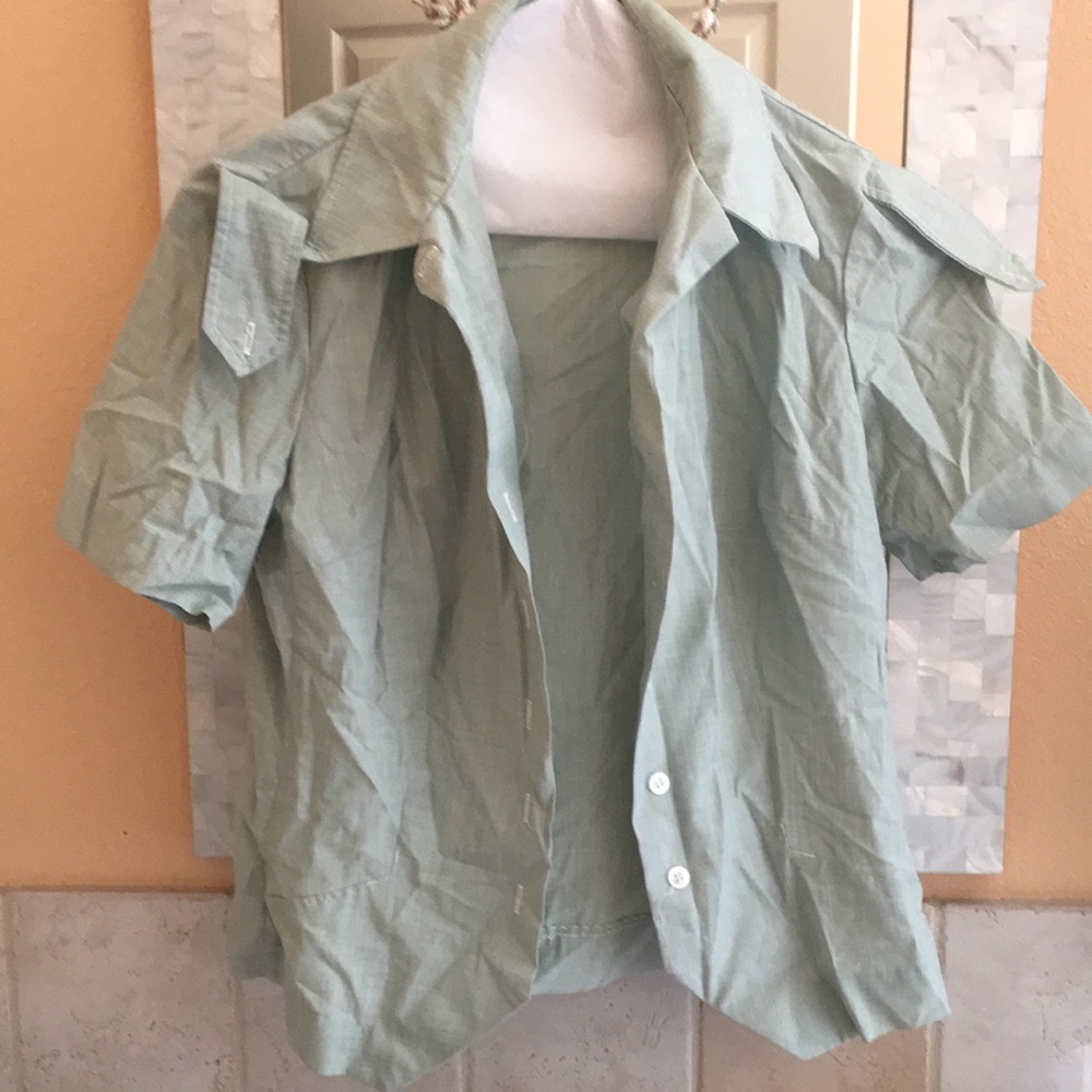 Short-Sleeve Button-Up Shirt in Sage Green